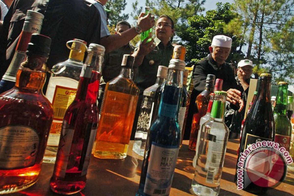 Tiga orang tewas setelah minum minuman keras