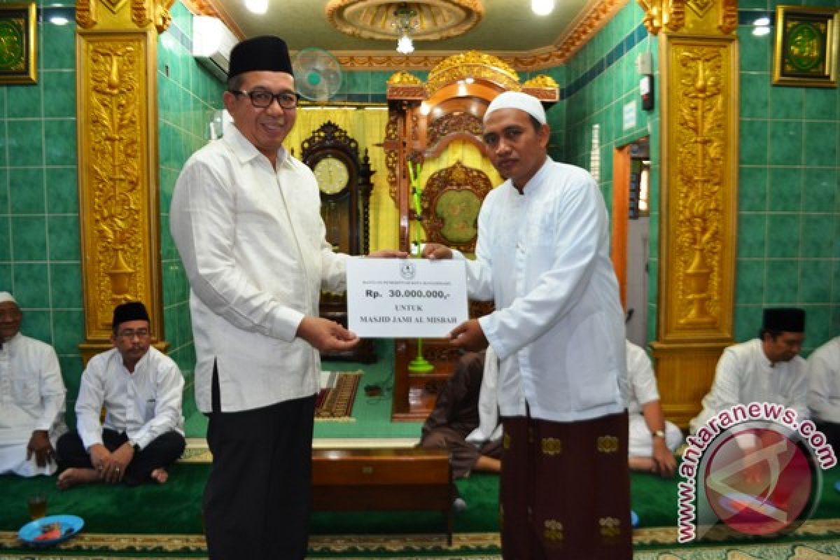 Sekda Serahkan Bantuan Untuk Masjid Al Misbah