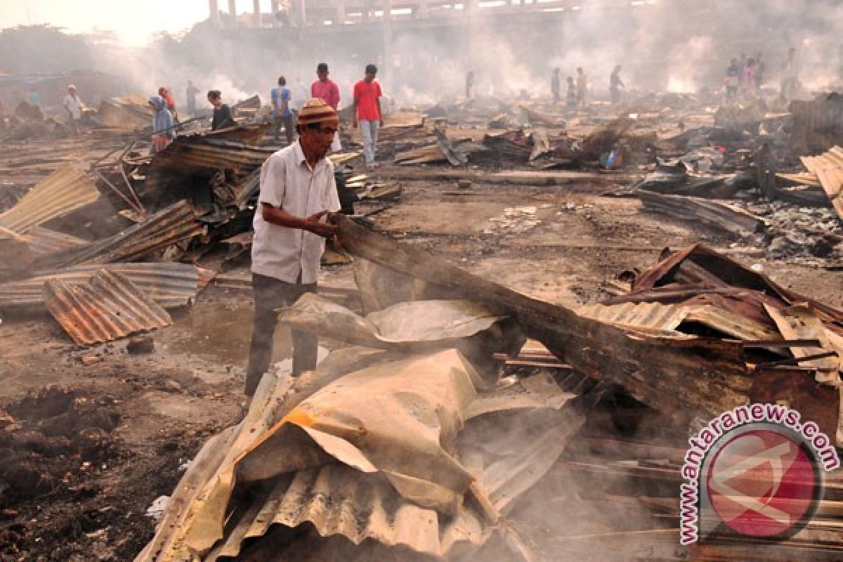 Puluhan kios Pasar Angso Duo terbakar