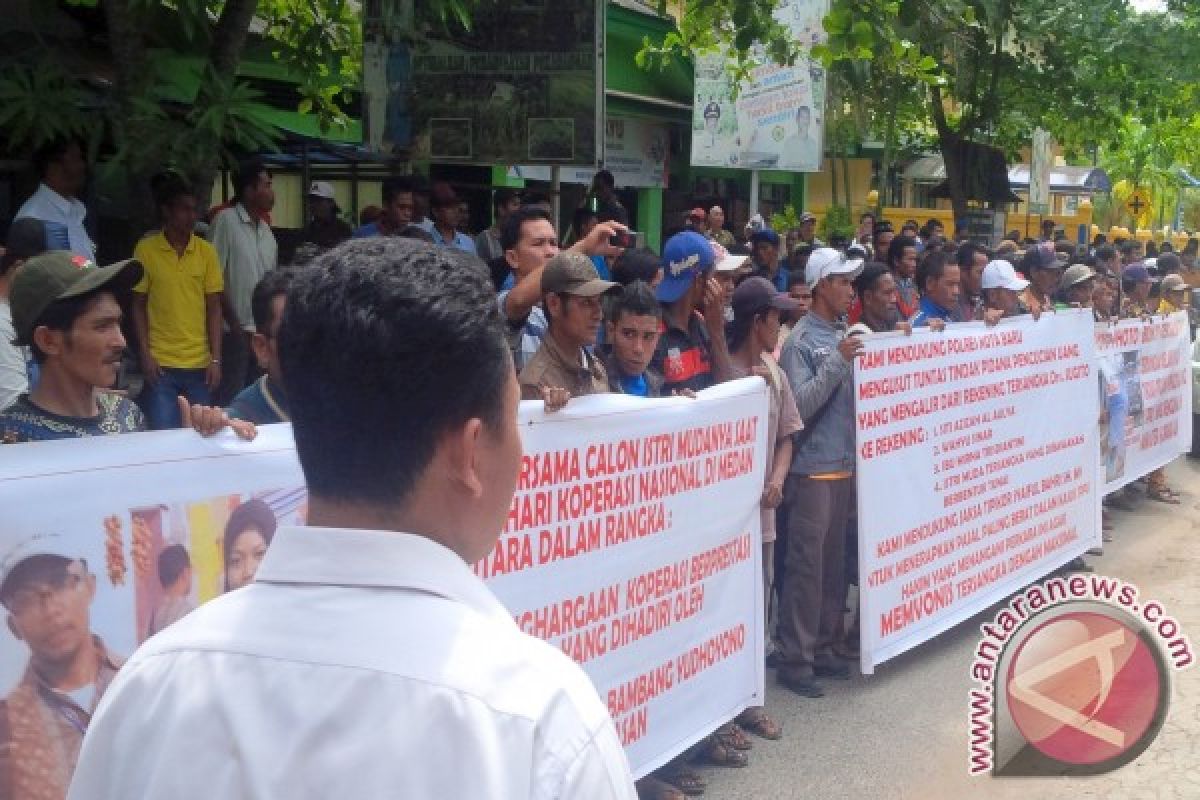 Anggota Koperasi Bina Tani Demo Pengadilan Negeri