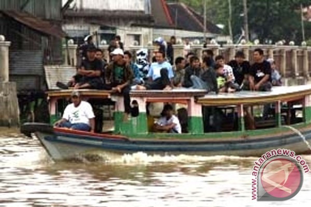 Penumpang Angkutan Sungai Turun Akibat Kabut Asap 