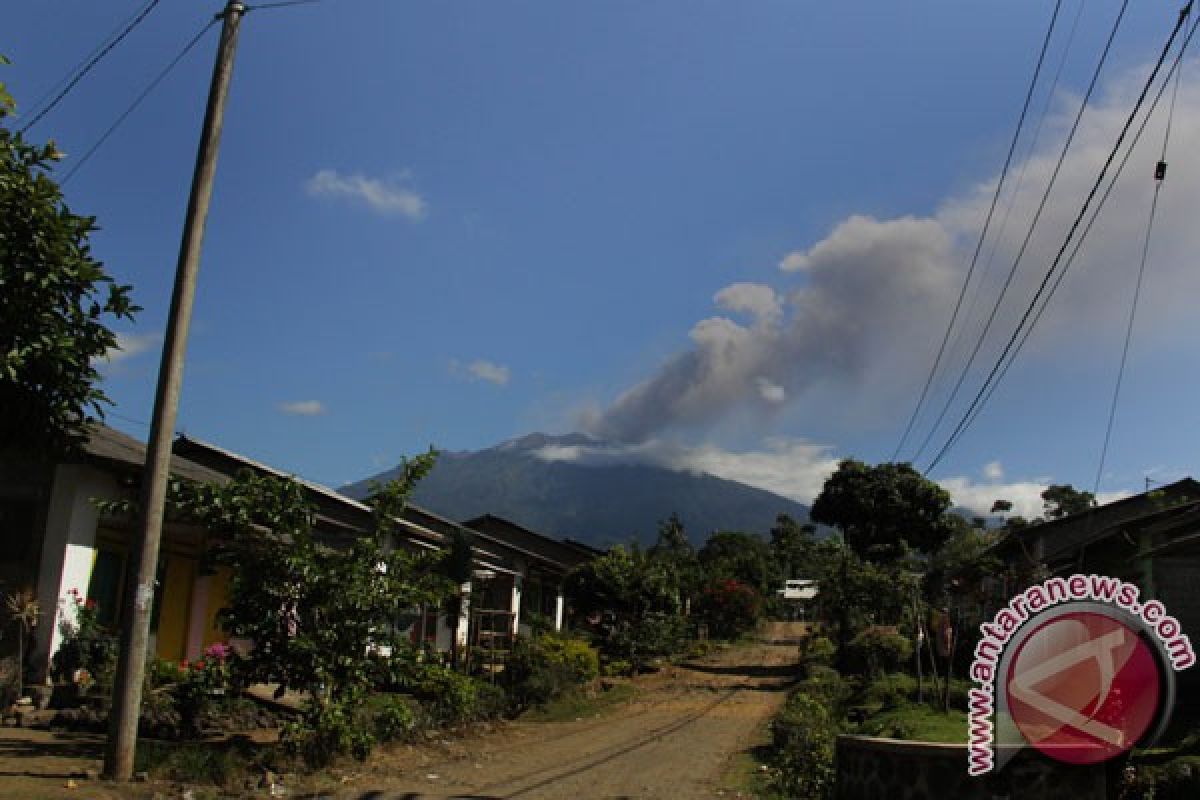 Gunung Raung meletus, penerbangan Surabaya-Lombok masih ditunda