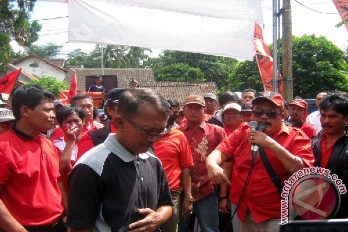 PAC PDIP Jember Demo Dukung Kader Jadi Cabup 