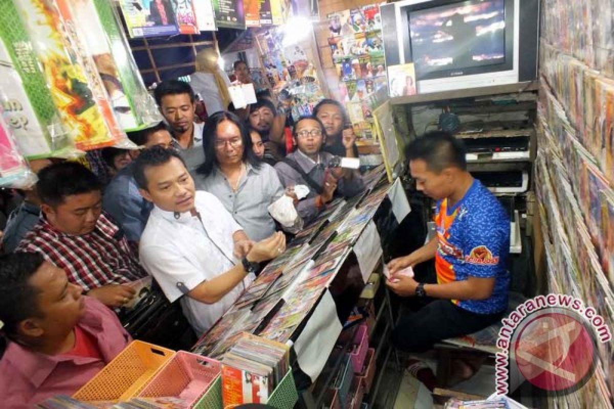 Anang Hermansyah Inspeksi Pedagang VCD di Jember