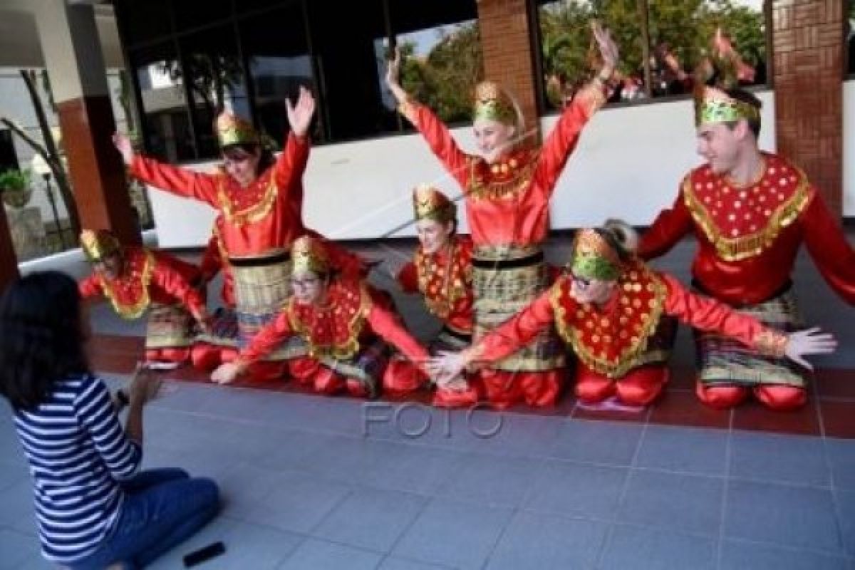 Komunitas Indonesia Tampilkan Pertunjukkan Tradisional