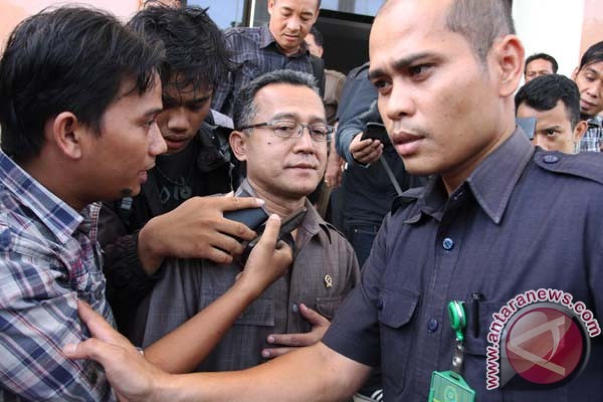 Hakim PTUN Medan tiba di gedung KPK