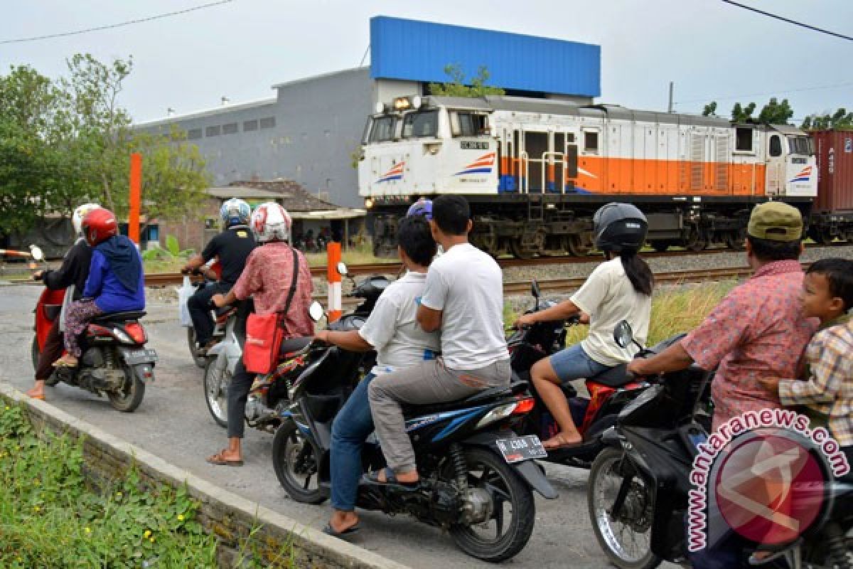 Sebanyak 292 perlintasan kereta Jakarta liar