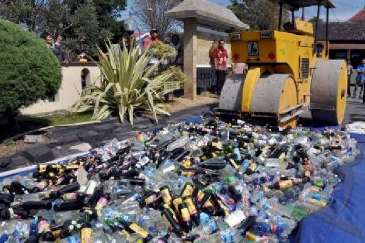Ribuan Botol Miras di Semarang Dimusnahkan