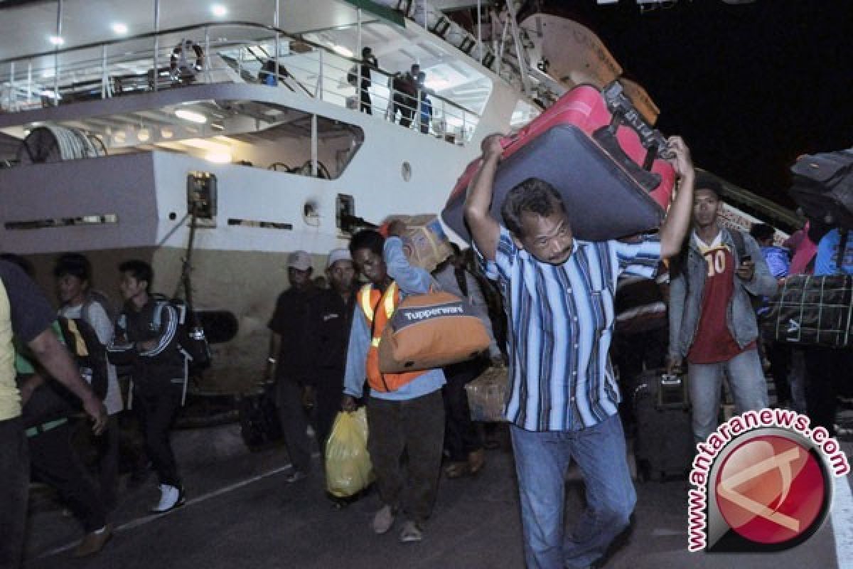 Pemudik Menginap di Pelabuhan Penyeberangan Gorontalo