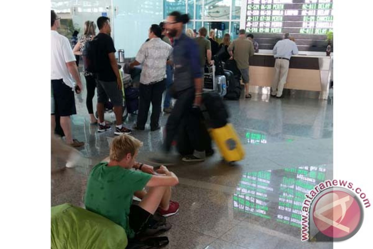 Penerbangan Denpasar-Surabaya Terganggu Akibat Erupsi Gunung Raung