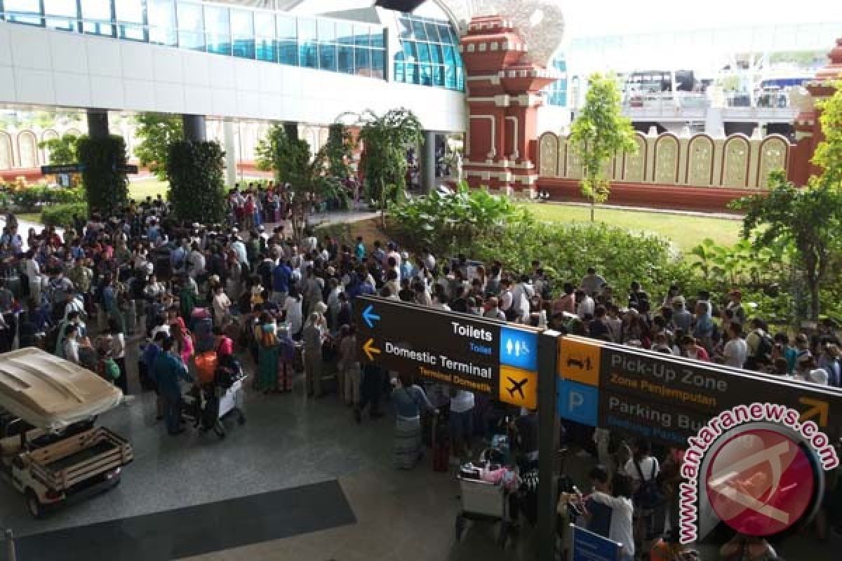 Ribuan Penumpang Menumpuk di Bandara Ngurah Rai