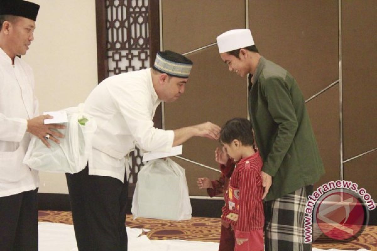 Hotel Santika Mataram berbagi dengan anak yatim       