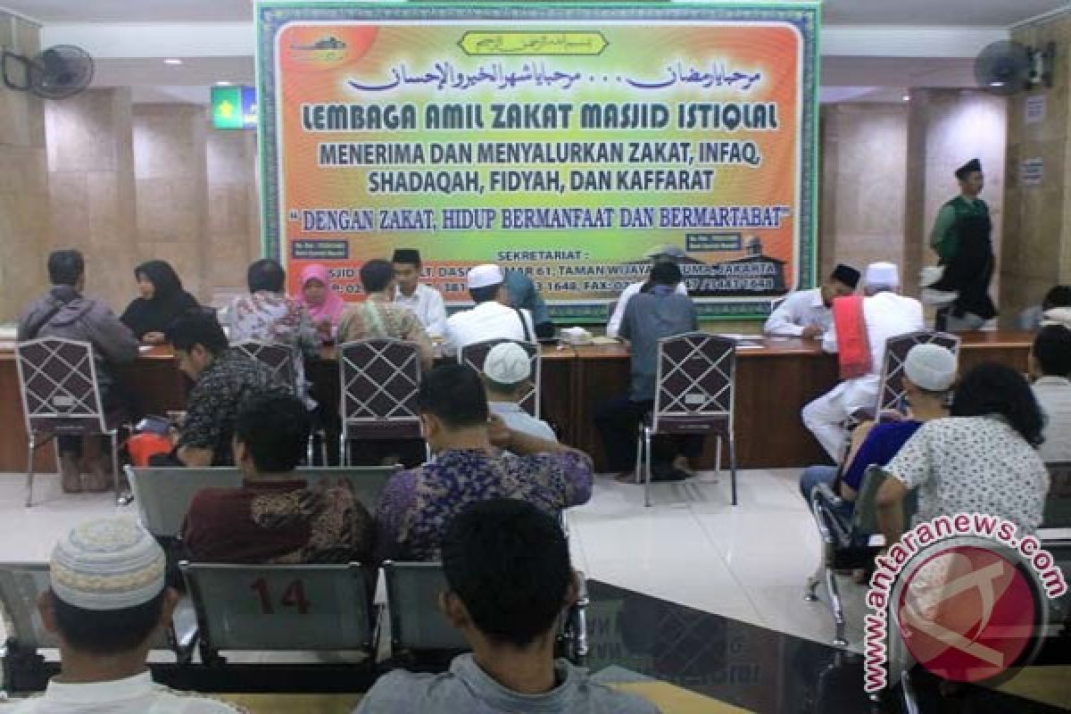 Pembagian zakat di Masjid Istiqlal sejak maghrib