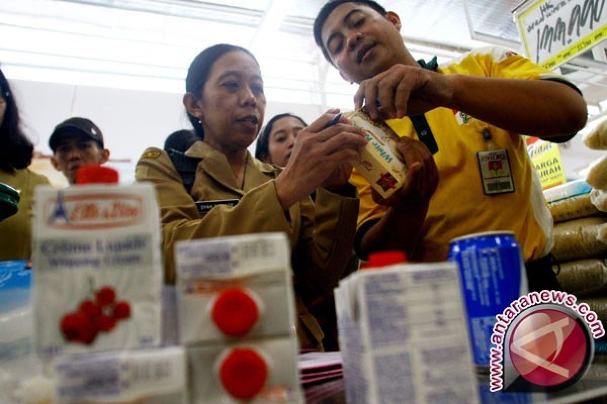 Disperindagkop Pangkalpinang Temukan Makanan Kedaluwarsa