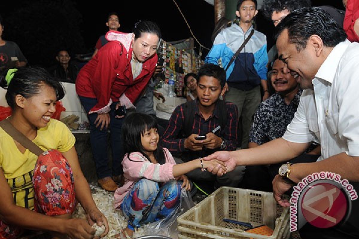 Minister Gobel checks prices of commodities at Kramatjati market