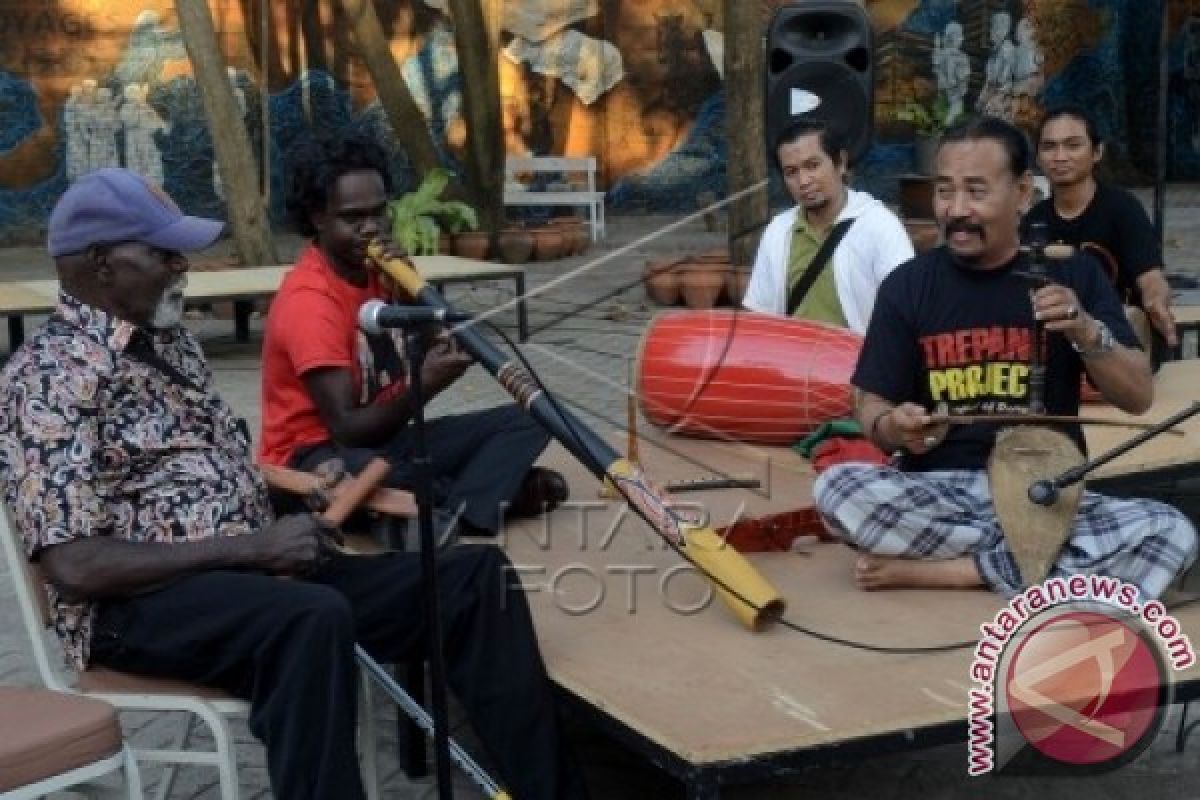 Aboriginal Australian Artist Visits Makassar