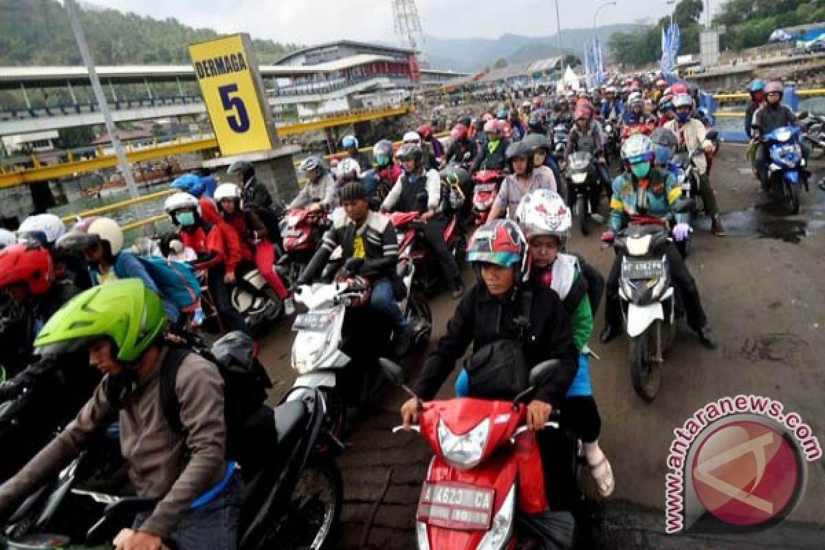 Pemudik sepeda motor masih padati Pelabuhan Merak