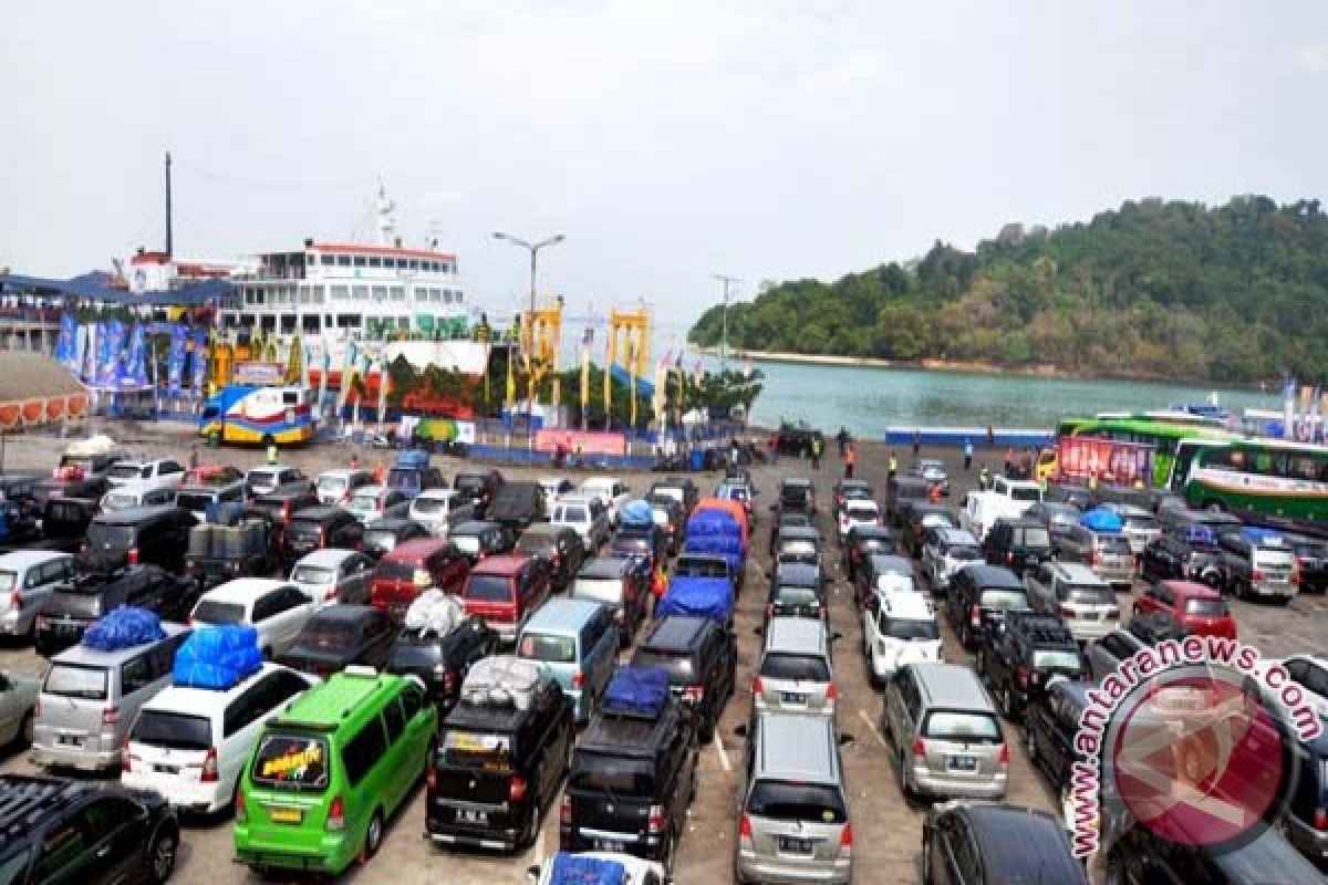 Dermaga Pelabuhan Merak padat kendaraan