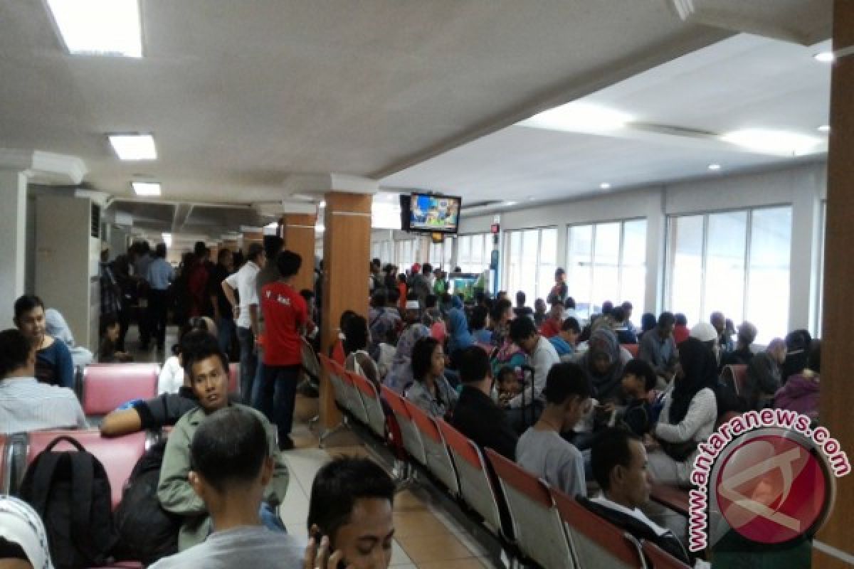 Penumpang berangkat melalui bandara Kalsel turun