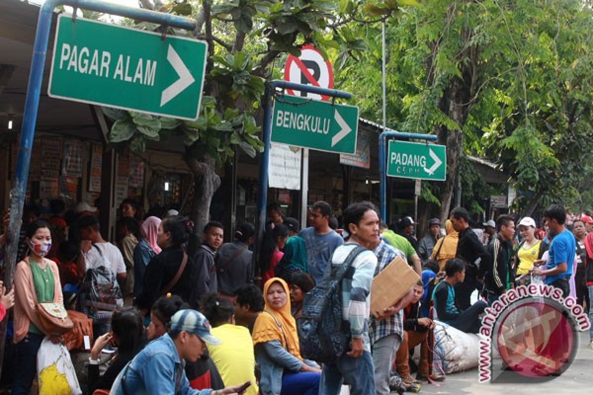 Pemudik Terminal Kalideres Jakarta lewati masa puncak