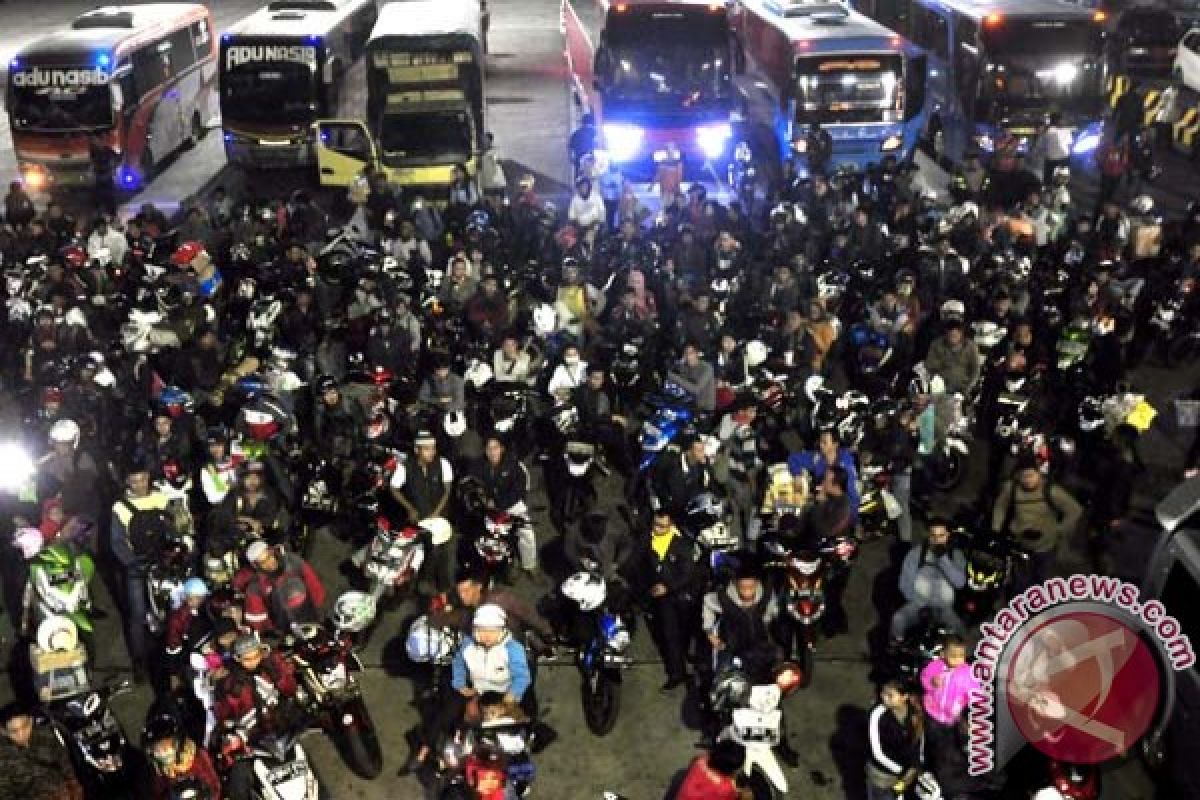 Pelabuhan Merak padat pemudik