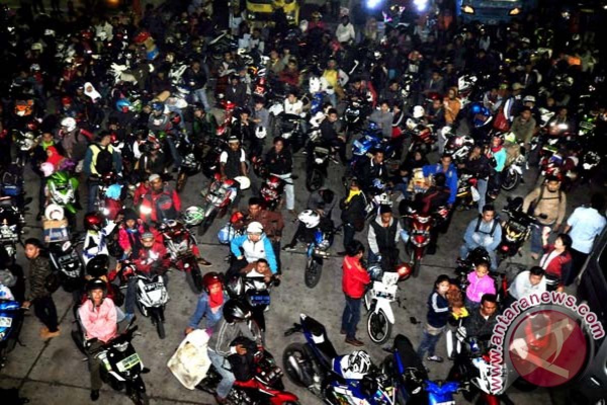 Puncak pemudik di Pelabuhan Merak malam ini