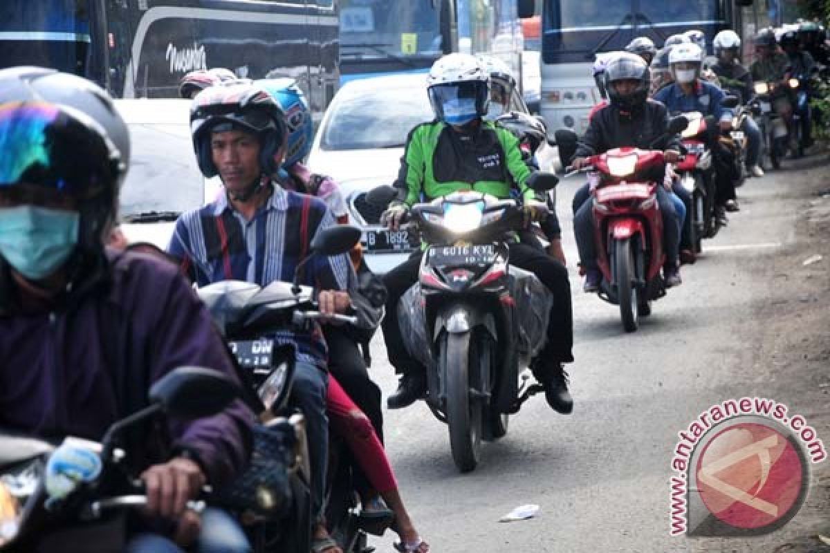 Pemudik bersepeda motor padati jalan lintas Sumatra Lampung