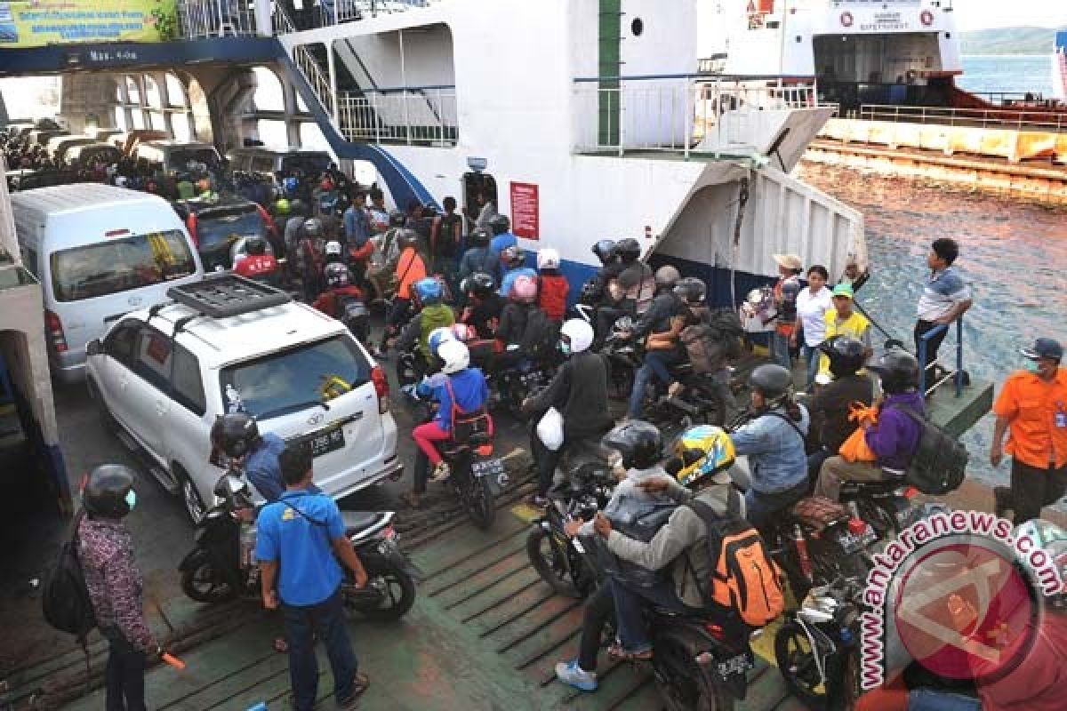 Pemudik terjebak macet di Pelabuhan Gilimanuk