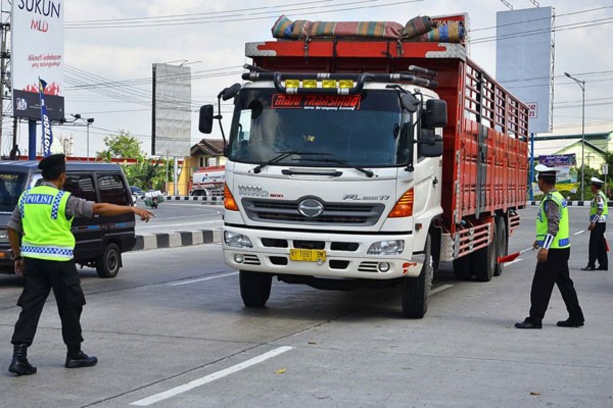 Truk besar masih melintasi jalur mudik