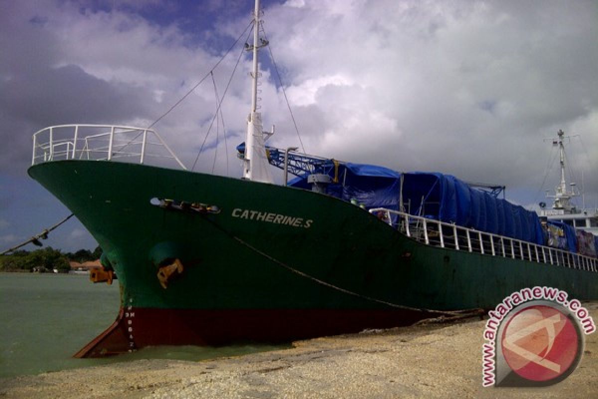 Calon Penumpang Kapal Tertahan di Pelabuhan Kalianget