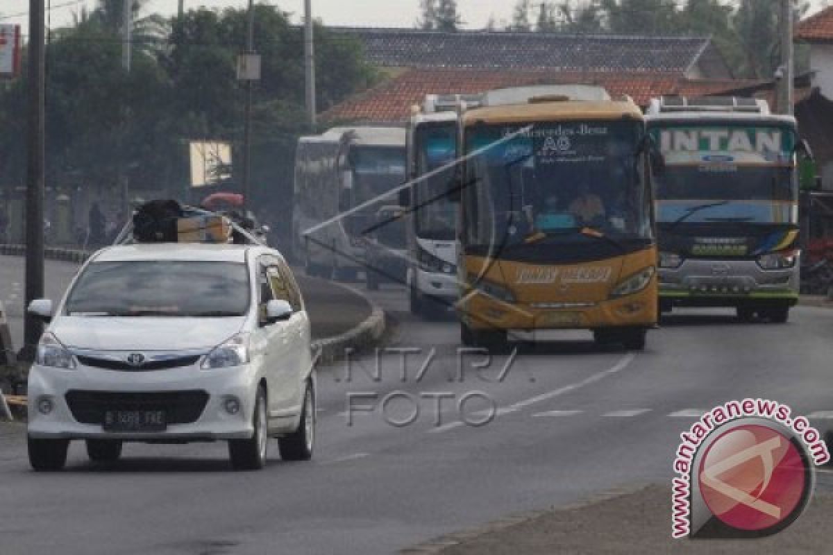 Sejumlah Rest Area Tol Cipularang Dipenuhi Kendaraan