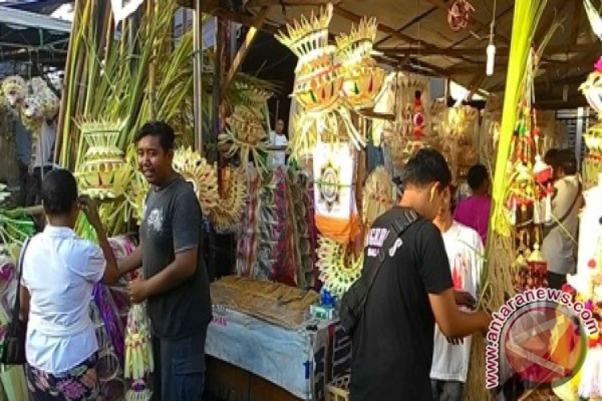 Penjualan Penjor di Bali Laris
