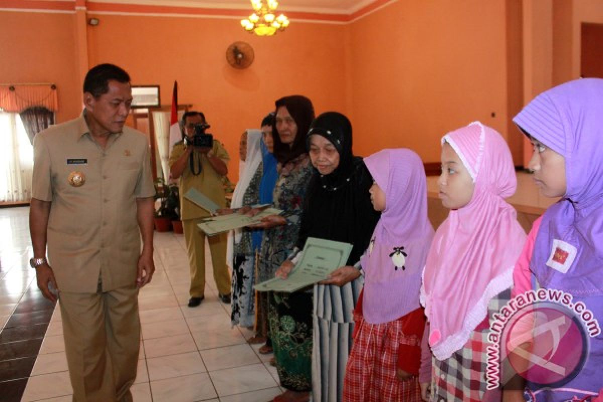 Pemkot Pasuruan Bagikan Paket Santunan Anak Yatim