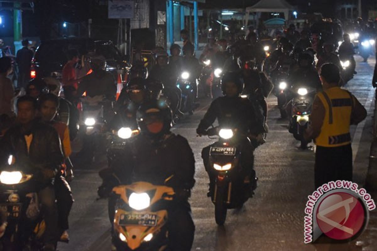 Pemudik bermotor kuasai jalan arteri Karawang-Cikampek