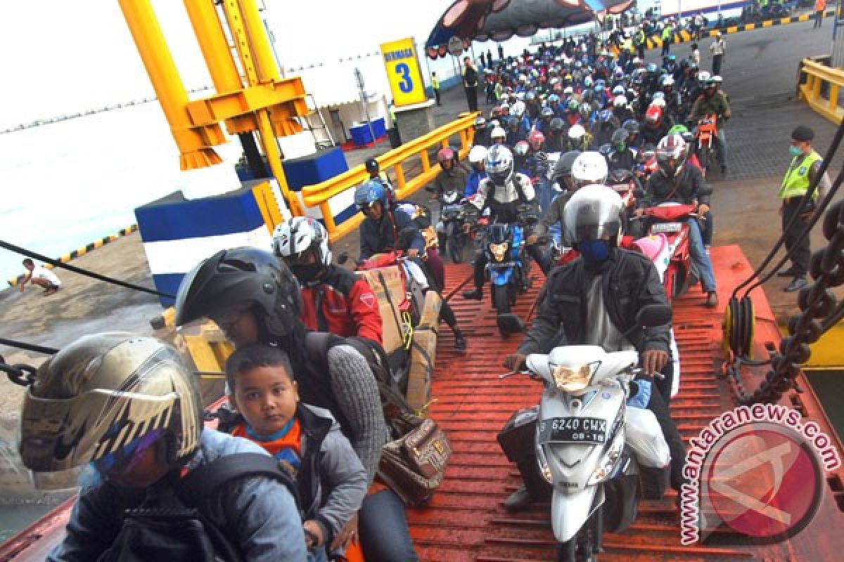Lebaran holiday travelers continue to throng ferry ports