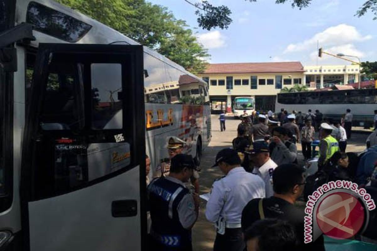 Lebaran - Arus penumpang Giwangan mulai turun 