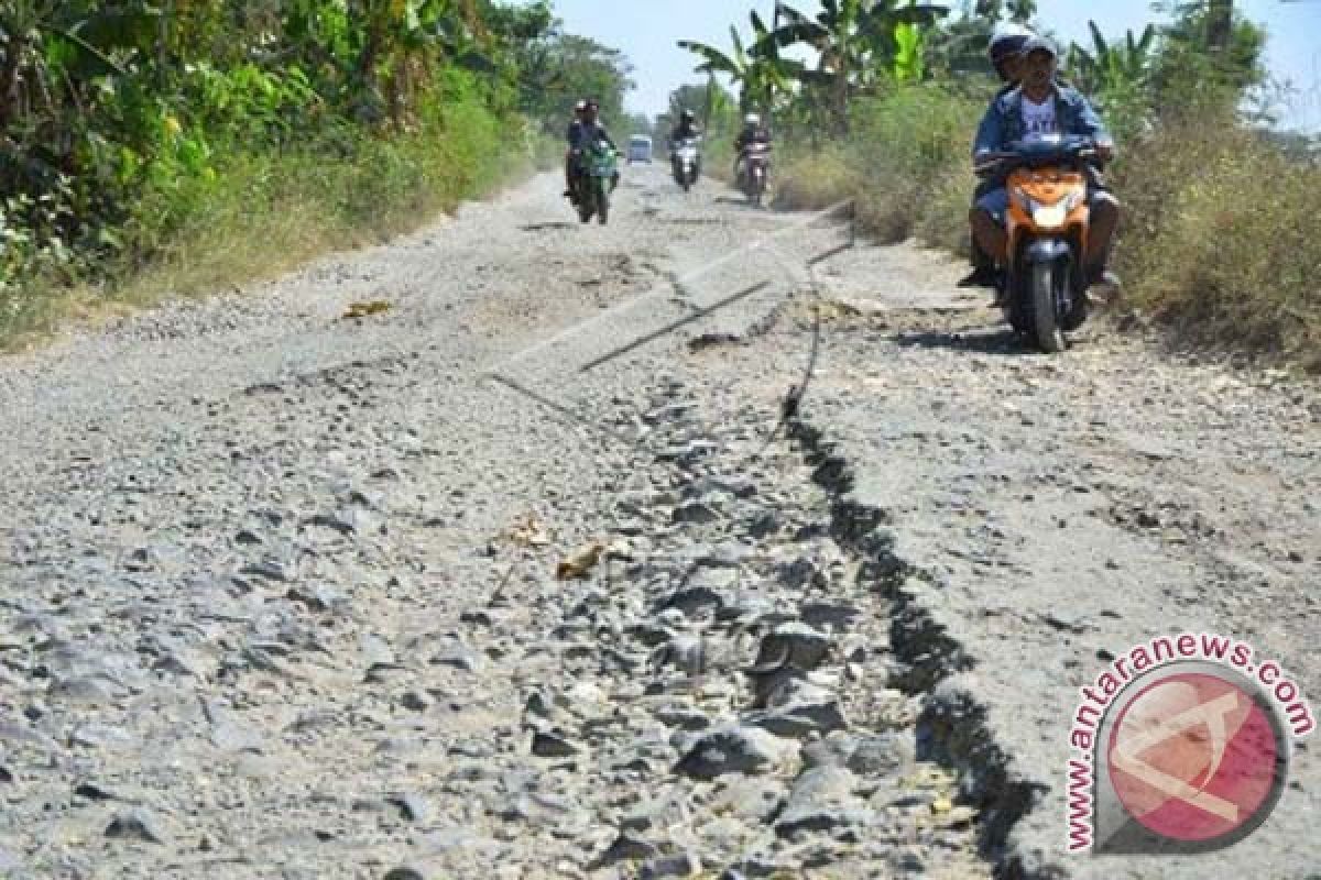 Pemudik Mamuju diminta waspadai jalan rusak 