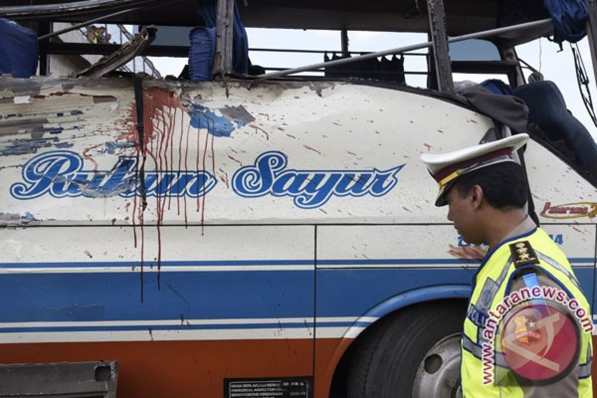 Warga Tomohon evakuasi korban bus masuk sungai