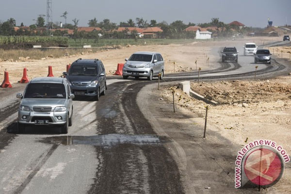 Lagi kecelakan jalan tol, mobil terguling