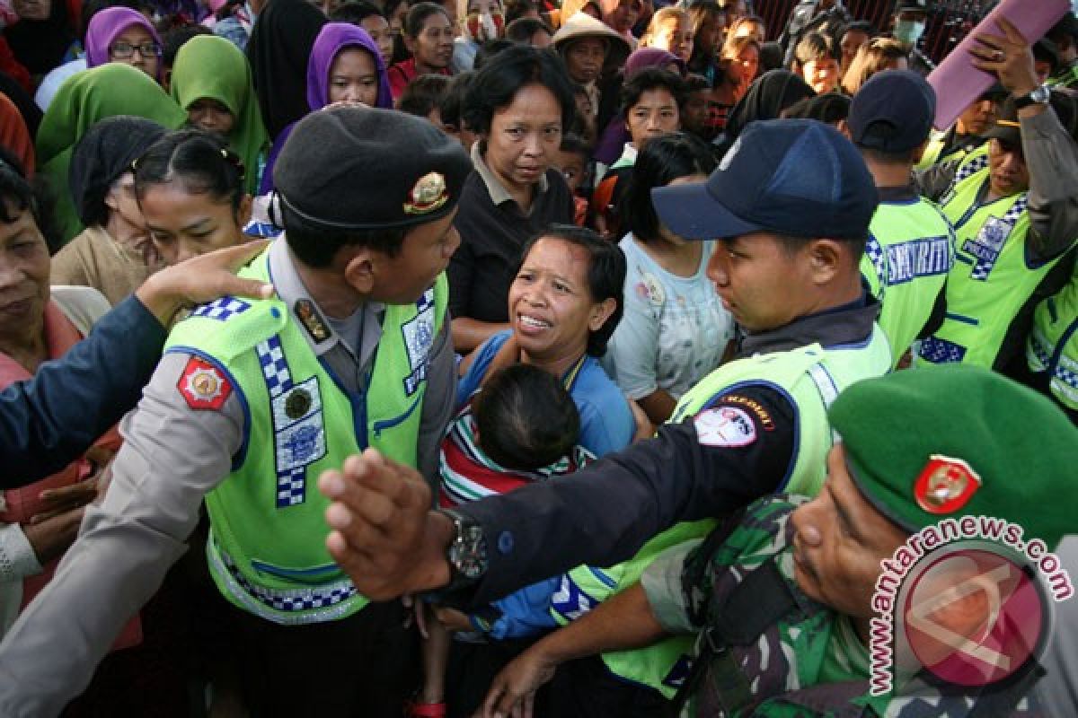 Ribuan warga rela antre sedekah Gudang Garam sejak sahur