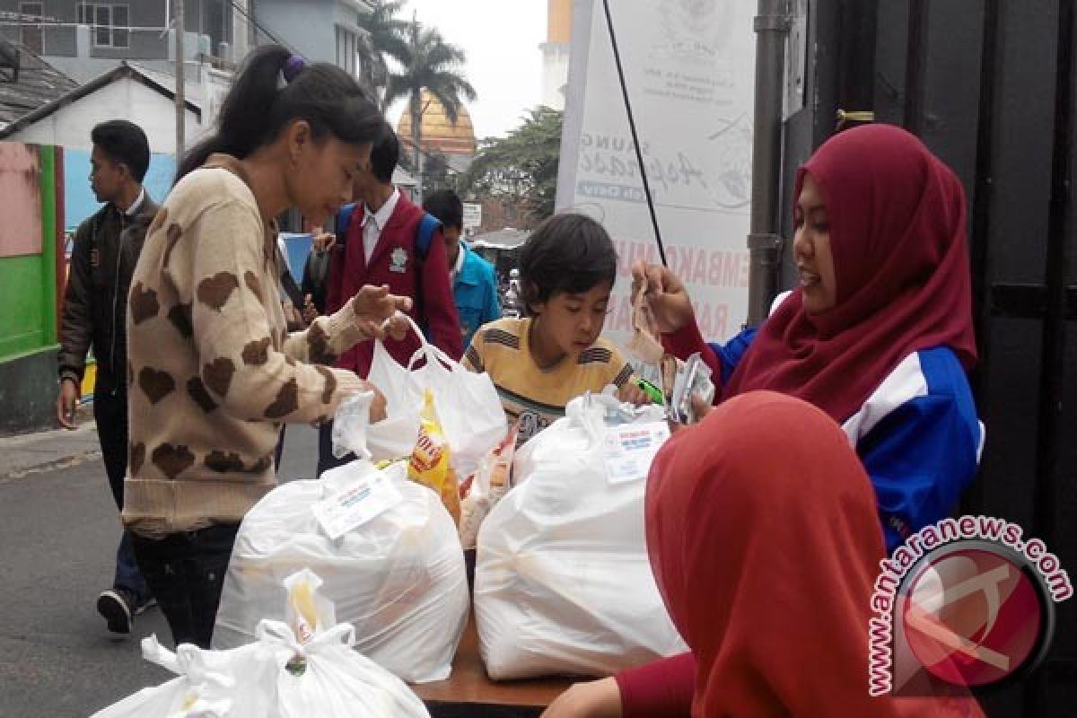 Pemuda Di Sukabumi Gelar Pasar Sembako Murah 