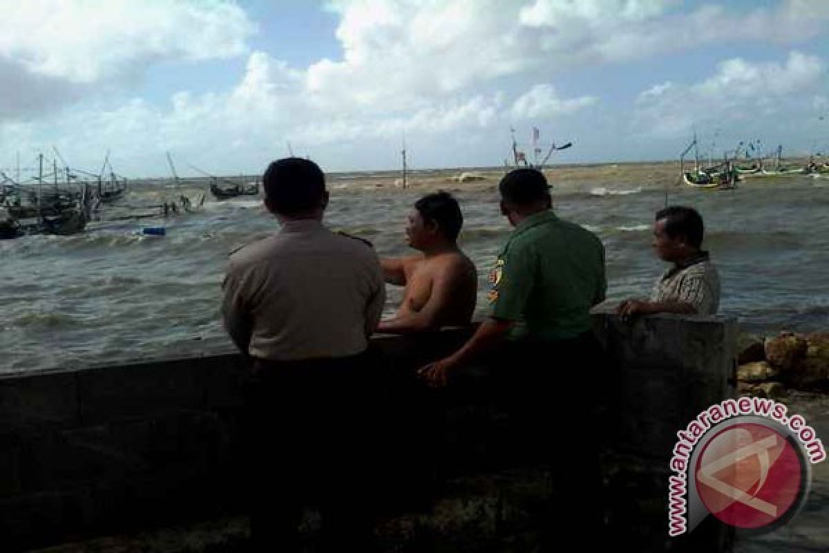 Tiga Perahu Nelayan Pamekasan Hancur Diterjang Ombak