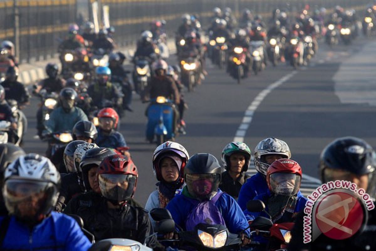 Jalur pantura Cirebon macet