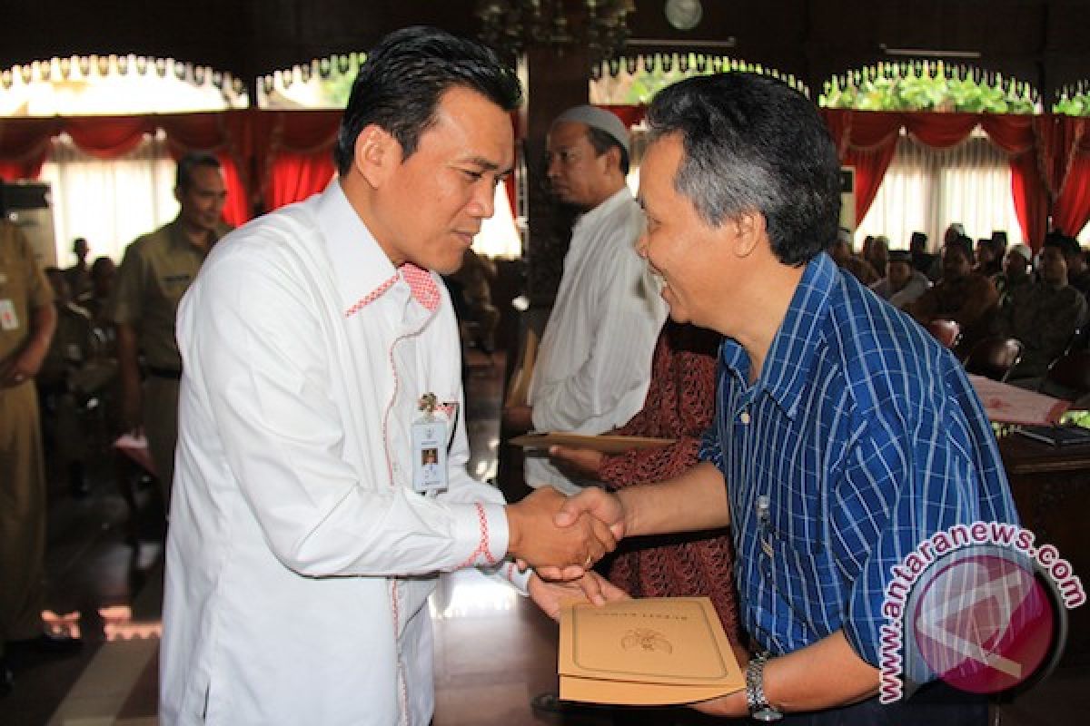 13,850 Teachers in Kudus Receive Cash Aid