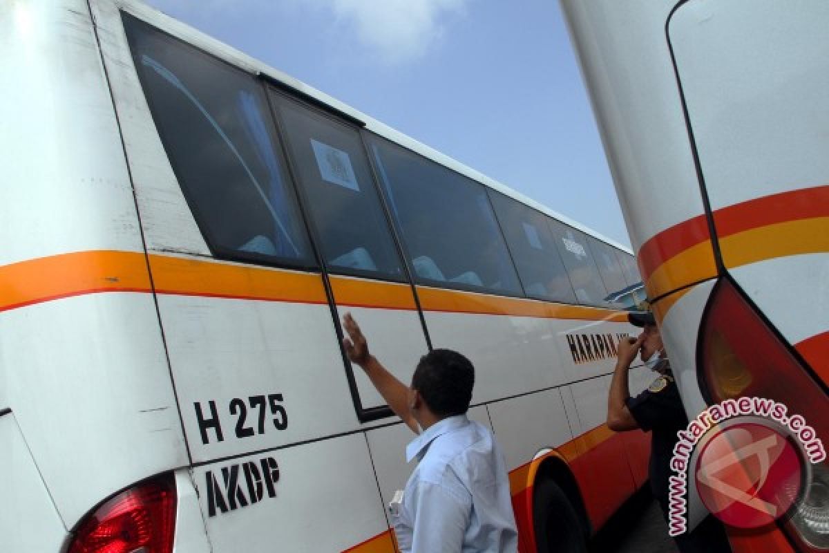 Jatim Tetapkan Tarif Bus Turun 5 Persen