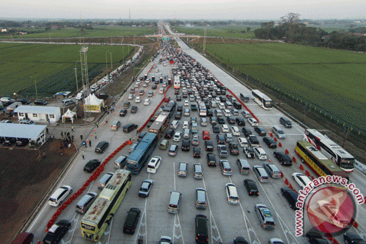 Gerbang keluar Tol Cipali macet