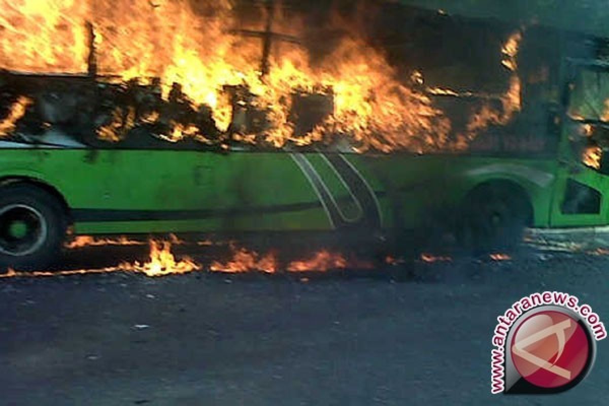 Bus terbakar tewaskan 25 orang