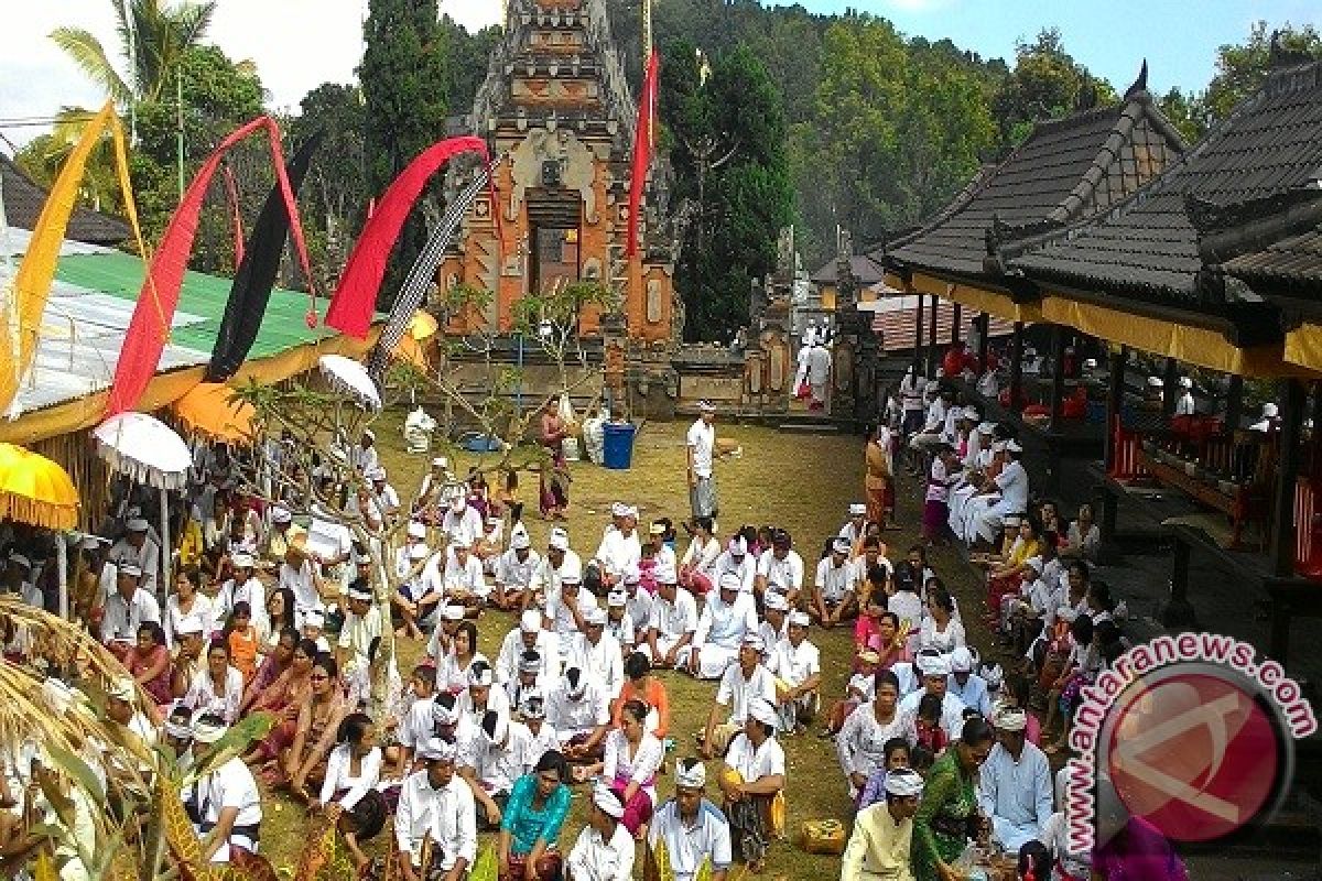 Warga Gobleg Bersembahyang Di Pura Pemulungan Agung