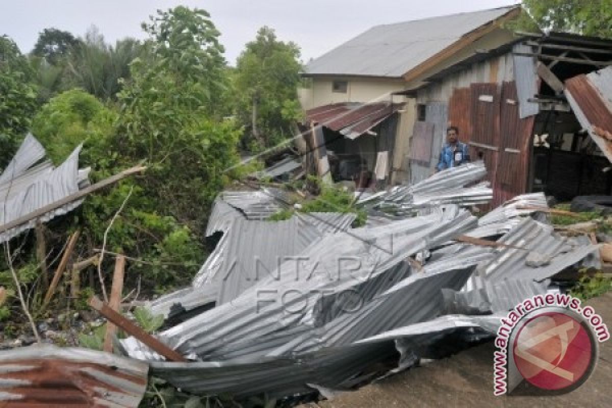 Angin kencang terbangkan atap rumah warga Lhoknga