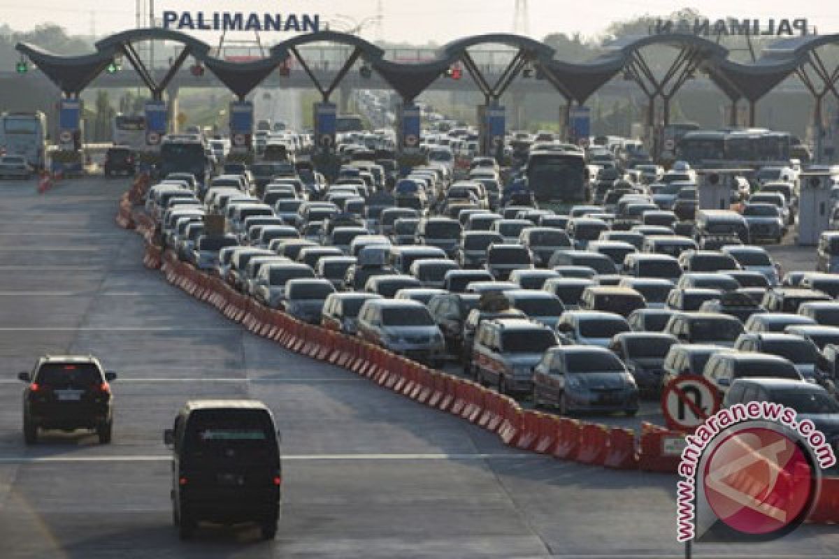 "Rest area" penuh, bahu Tol Cipali pun jadi tempat istirahat